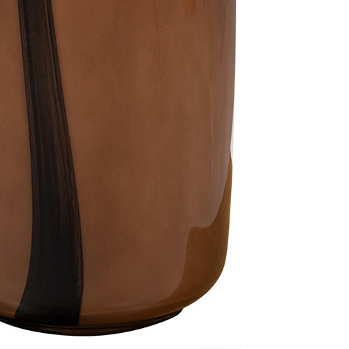 Jemný pásik dodáva váze vizuálnu hĺbku a moderný charakter