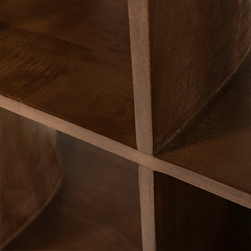 Vysoký a široký regál ponúka miesto na knihy, dekorácie a osobné poklady