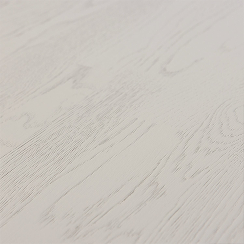 Výrazný remeselný detail, ktorý vytvára jedinečnú štruktúru a prirodzený vizuálny rytmus