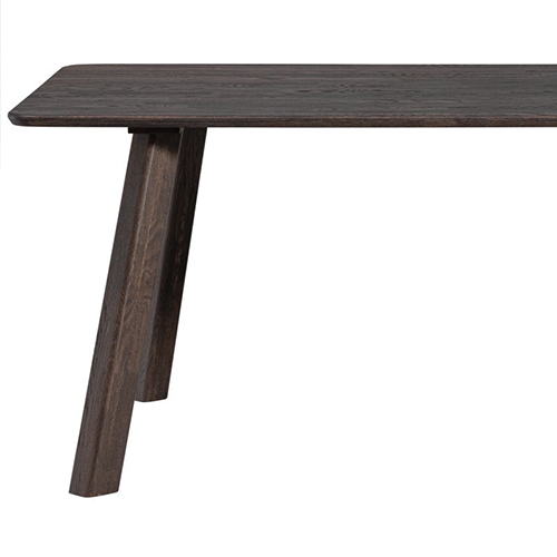 Robustná konštrukcia pôsobí ľahko, no nesie stabilitu s gráciou