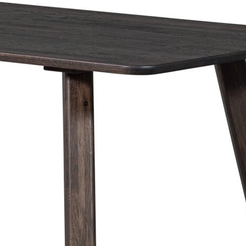 Mäkké línie stola vytvárajú harmonický priestor pre spoločné chvíle