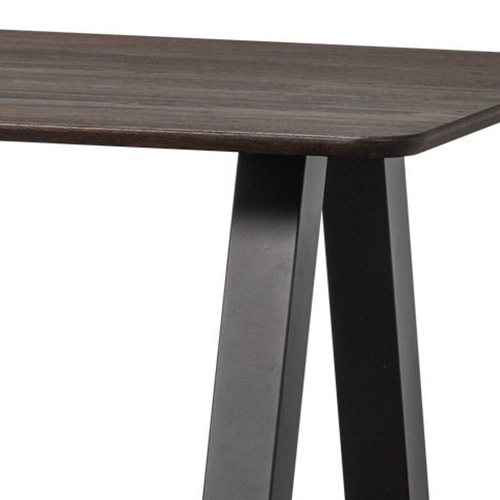 Tvar stola prirodzene priťahuje pozornosť a vytvára pohodlný priestor