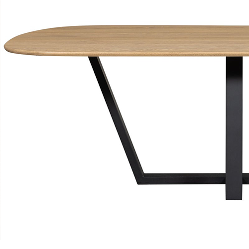 Elegancia v detailoch – jemné línie nôh dodávajú stolu ľahkosť a vizuálnu rovnováhu