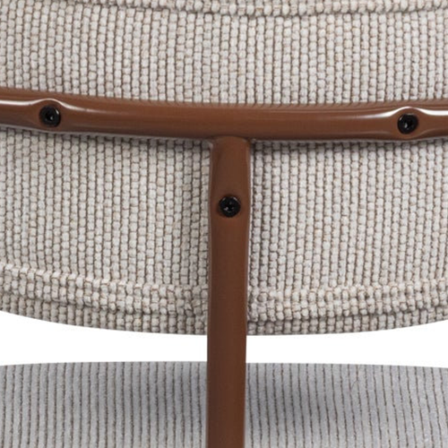 Tvar sedadla je navrhnutý tak, aby poskytoval pohodlné sedenie aj pri dlhších chvíľach pri stole