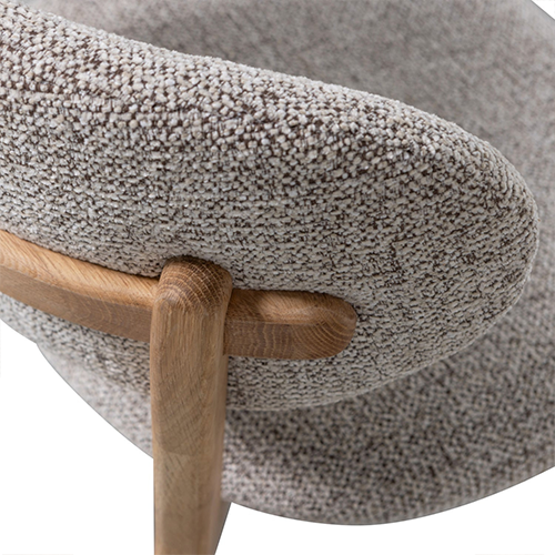 Čisté línie a sofistikovaný dizajn vytvárajú stoličku, ktorá je umeleckým doplnkom každej jedálne