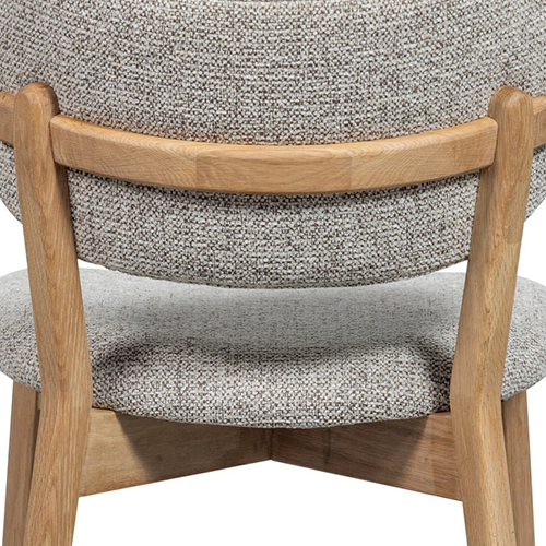 Robustné drevo, ktoré priťahuje pohľady a dodáva stoličke aristokratický vzhľad