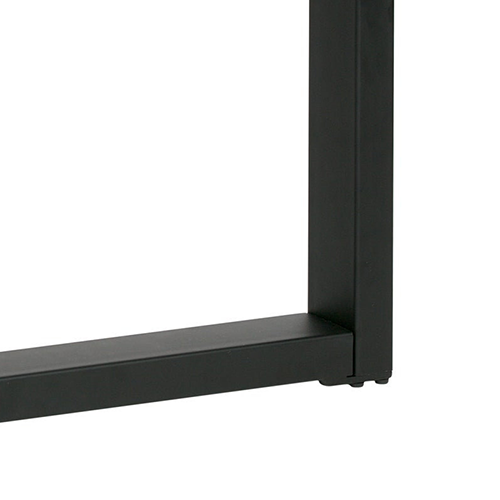 Industriálny charakter – kovové prevedenie dodáva stolu moderný, suverénny vzhľad