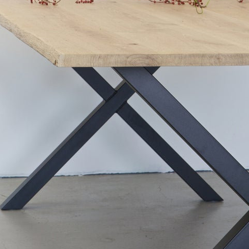 Dizajnový tvar X – moderný industriálny vzhľad, ktorý dodáva stolu výrazný charakter