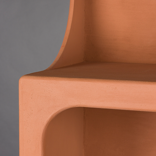 Výrazný geometrický dizajn s posunutými priehradkami