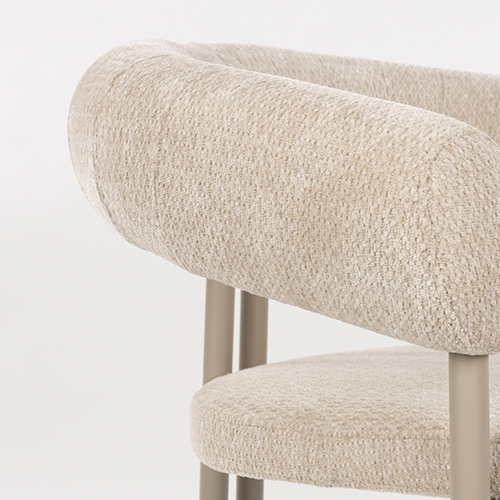 Oblé podrúčky plynulo prechádzajú do operadla