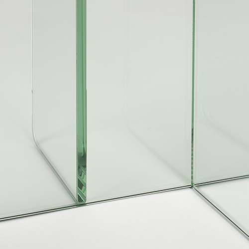 Vyrobený kompletne z tvrdeného skla