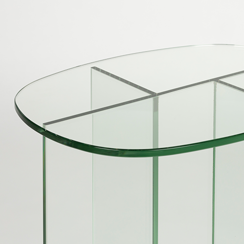 Stabilná podnož z vertikálnych sklenených panelov