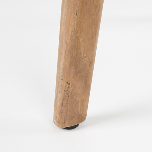 Drevené nohy pre prirodzený kontrast