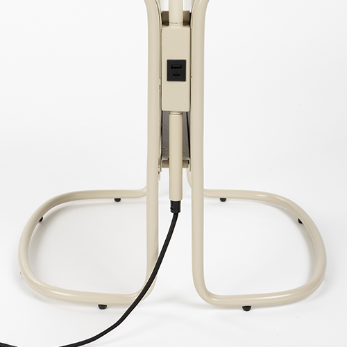 Praktická vrchná plocha na odkladanie