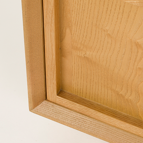 Povrch z drevenej dyhy s prirodzenou kresbou