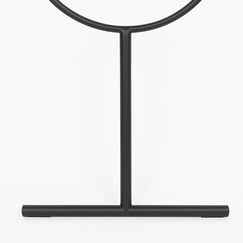 Stabilný dizajn určený na opretie o stenu