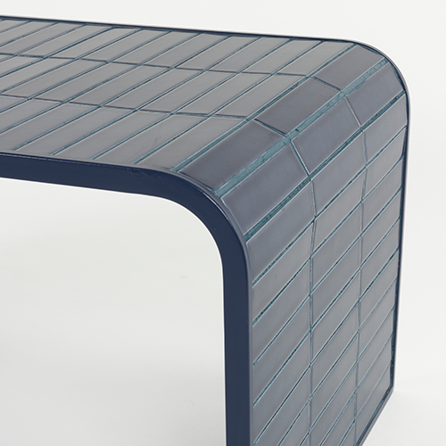 Jemne zaoblené línie dodávajú stolíku moderný charakter