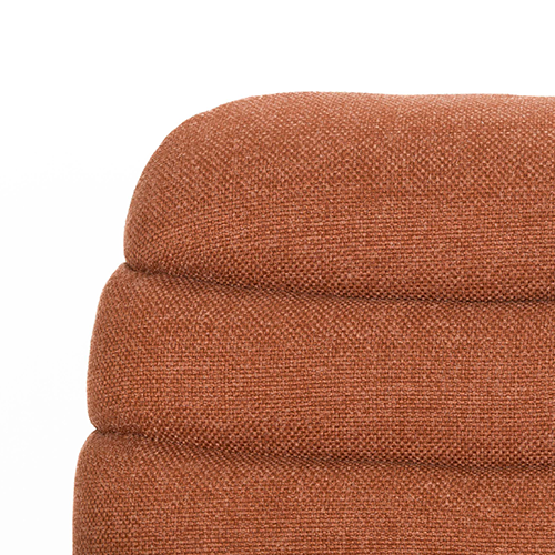 Jemné horizontálne prešívanie pre plastický vzhľad