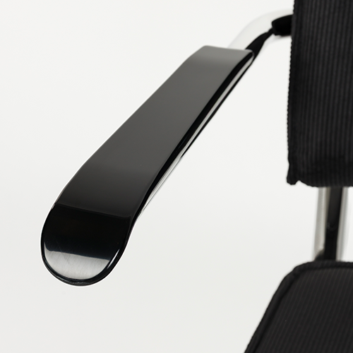 Integrované podrúčky s hladkým povrchom pre pohodlnú oporu rúk