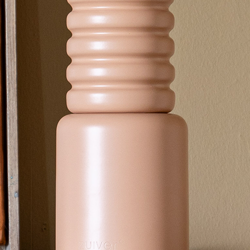 Originálny tvar s jemným rebrovaním pôsobí moderne a nadčasovo