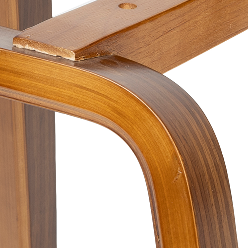 Teplý odtieň dreva – zútulňuje interiér