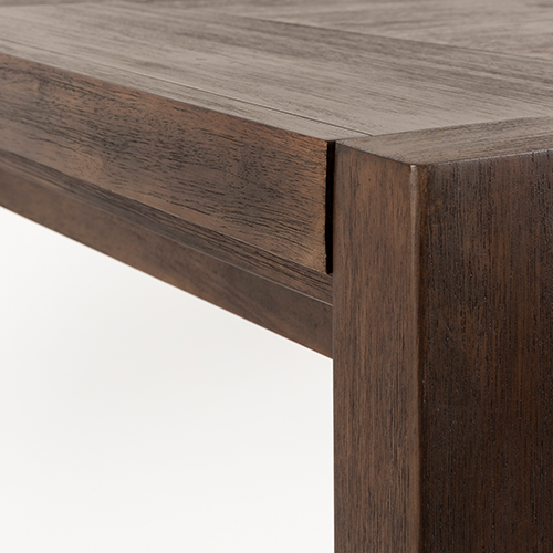 Masívne akáciové drevo – pevný a odolný materiál s dlhou životnosťou