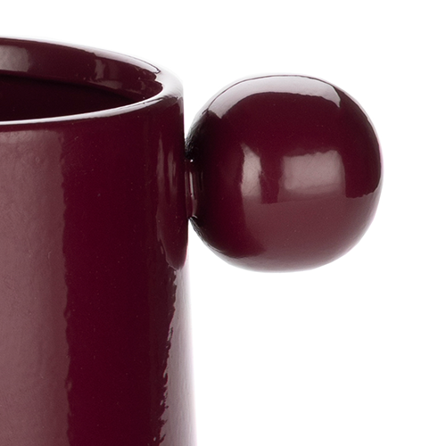 Výrazný kruhový detail pri hrdle ako dizajnový akcent