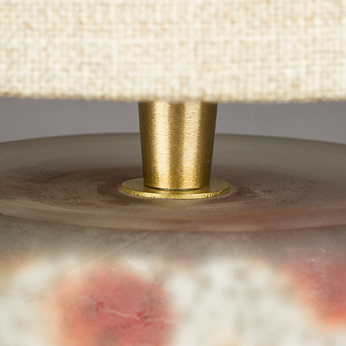 Kovový detail v zlatej úprave pri spojení