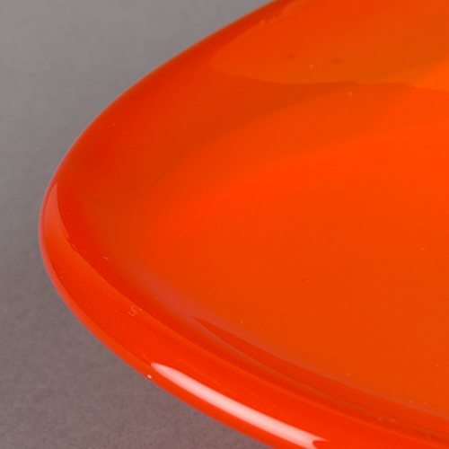 Lesklý, hladký sklenený povrch