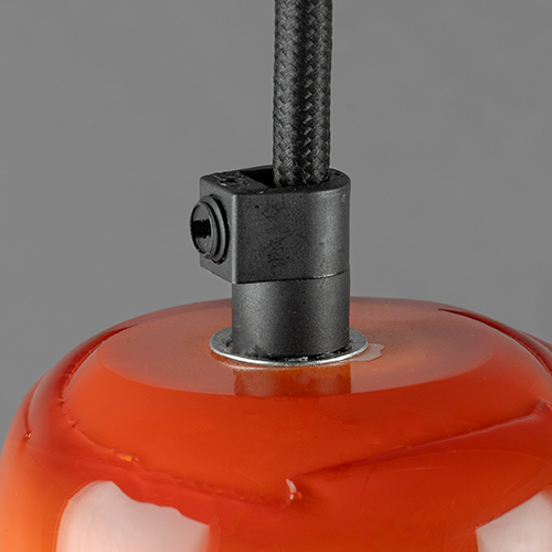 Kovové uchytenie v tmavom (čiernom) prevedení