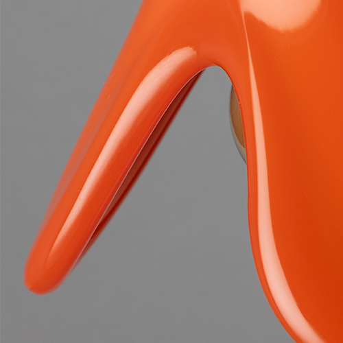 Jemne nepravidelné okraje pôsobiace ručne tvarovane