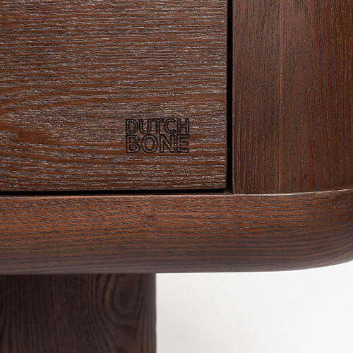 Teplá, hlboká farba dodáva nábytku elegantný a nadčasový charakter