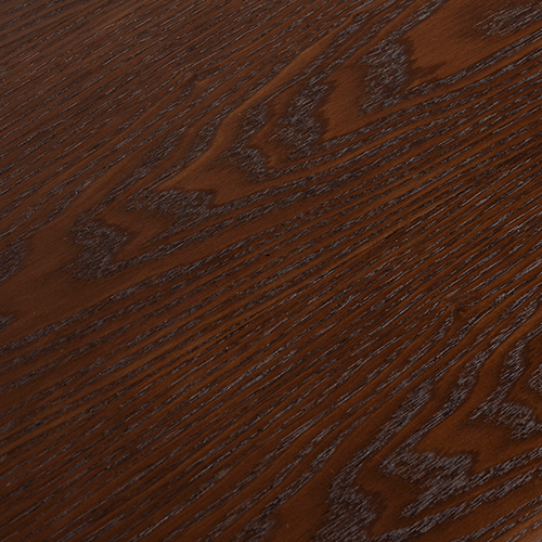 Povrch má výraznú kresbu dreva