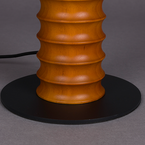 Stabilná kovová podstava – pevnosť a bezpečné umiestnenie