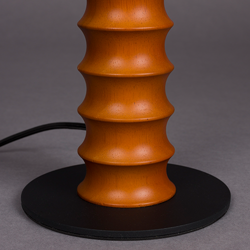 Stabilná kovová podstava – pevnosť a bezpečné umiestnenie