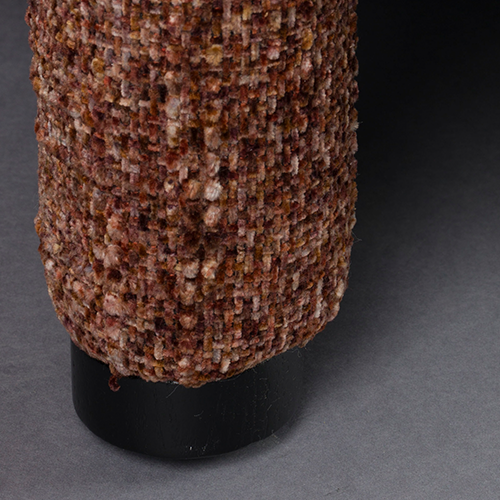 Nízke, robustné nohy – nenápadná, ale pevná opora