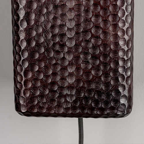 Tmavý orechový odtieň dodáva lampe elegantný a teplý charakter