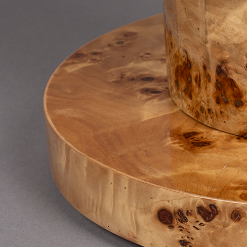 Lesklý lakovaný povrch zvýrazňuje hĺbku a detaily materiálu