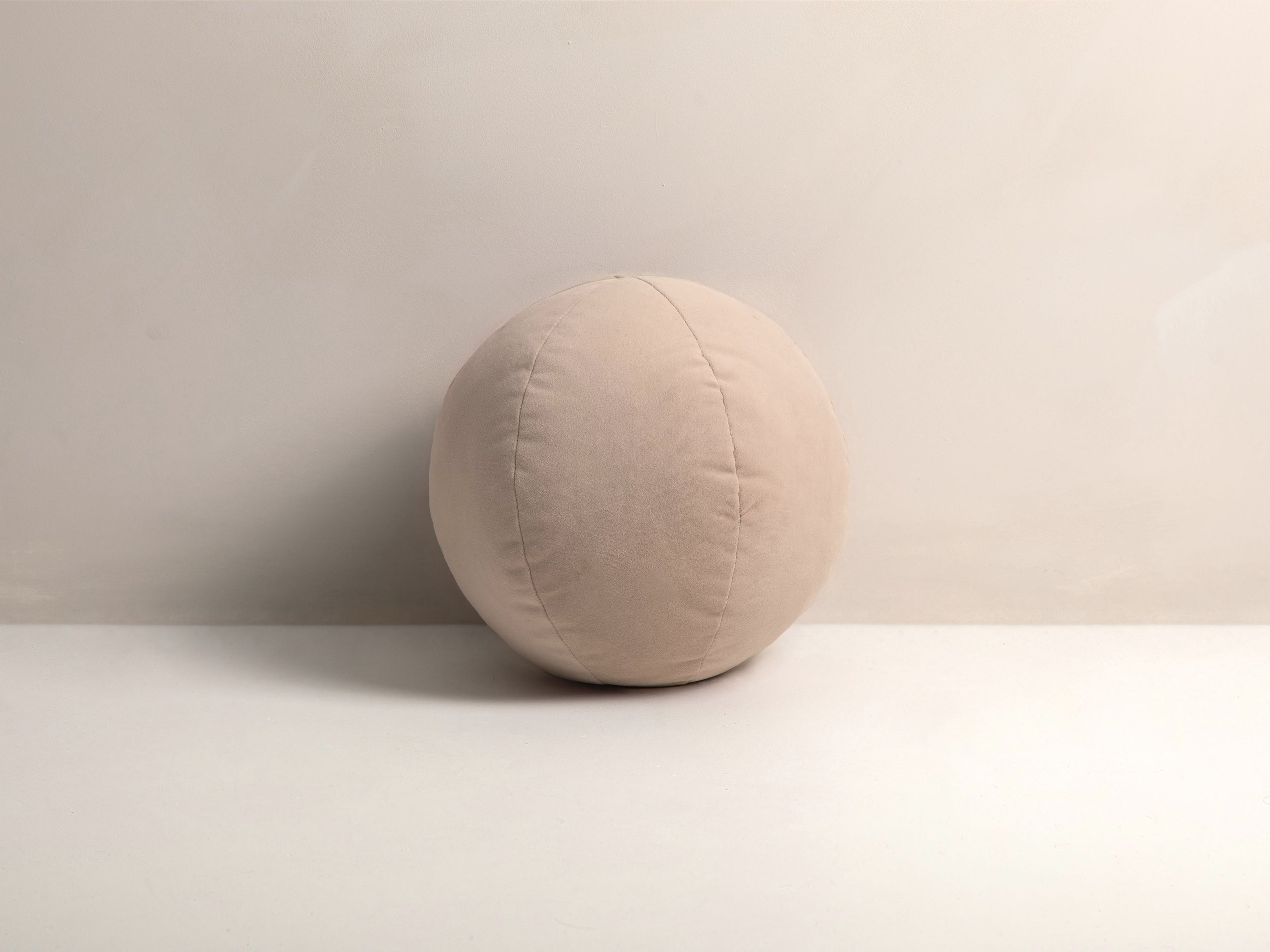 Micadoni Ball dekoratívny vankúš 30 × 30 × 30 cm