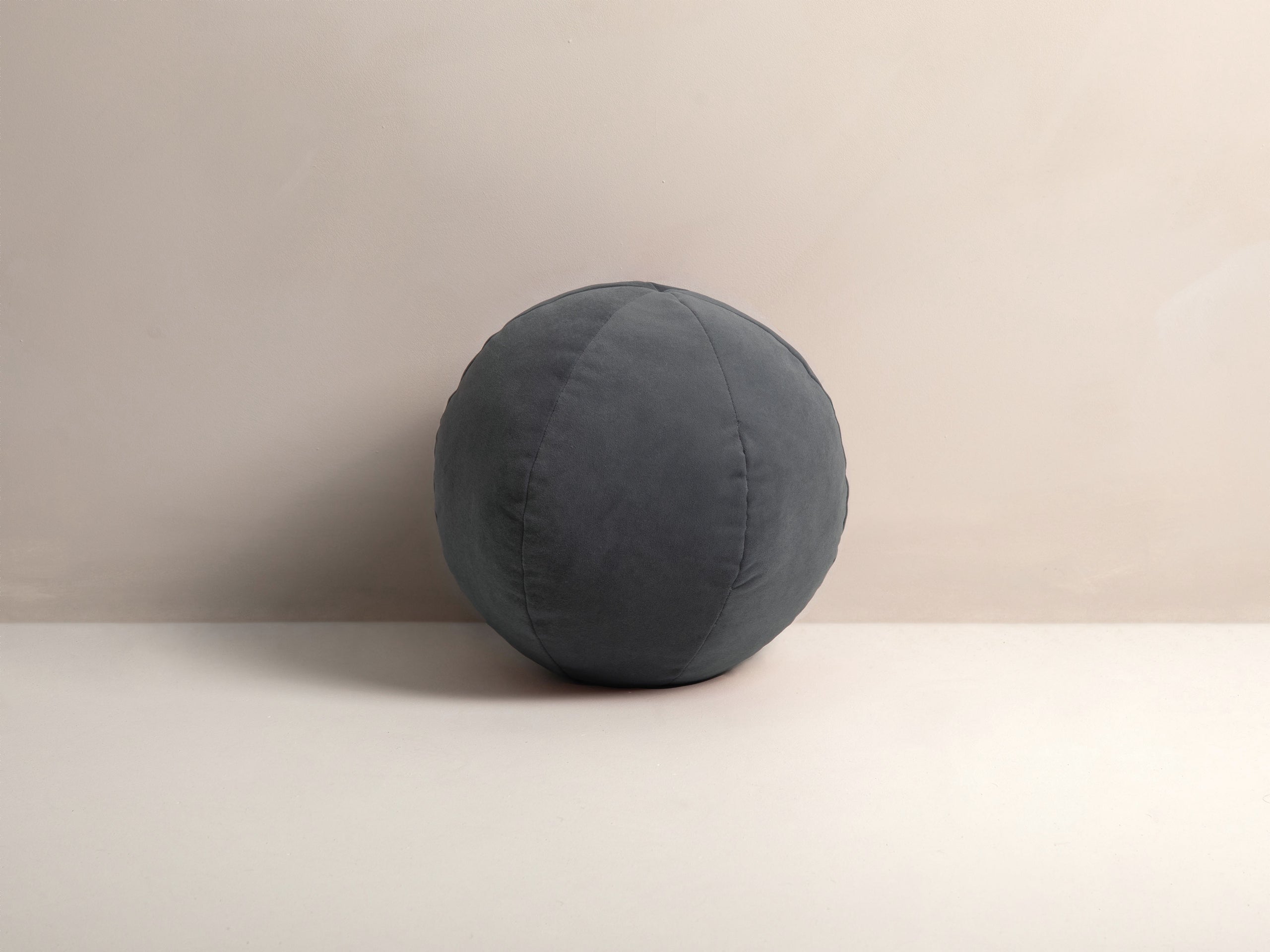 Micadoni Ball dekoratívny vankúš 30 × 30 × 30 cm - Zamat Matt Velvet 93 (Mat93) - SIVÁ - 30 × 30 × 30 cm