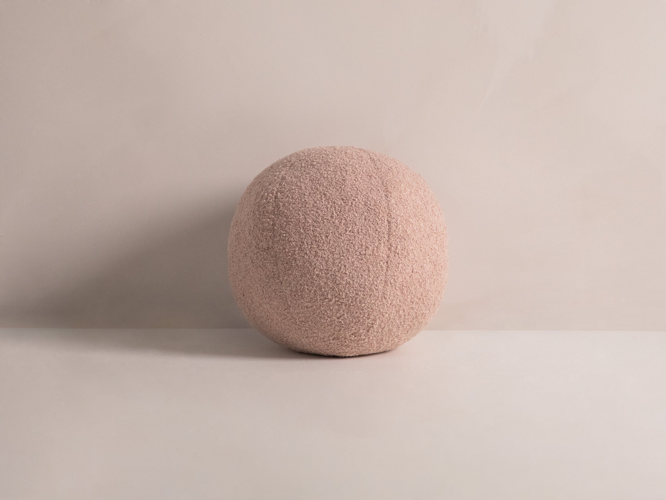 Micadoni Ball dekoratívny vankúš 30 × 30 × 30 cm - Buklé Now or Never 61 (Non61) - PÚDROVÁ RUŽOVÁ - 30 × 30 × 30 cm
