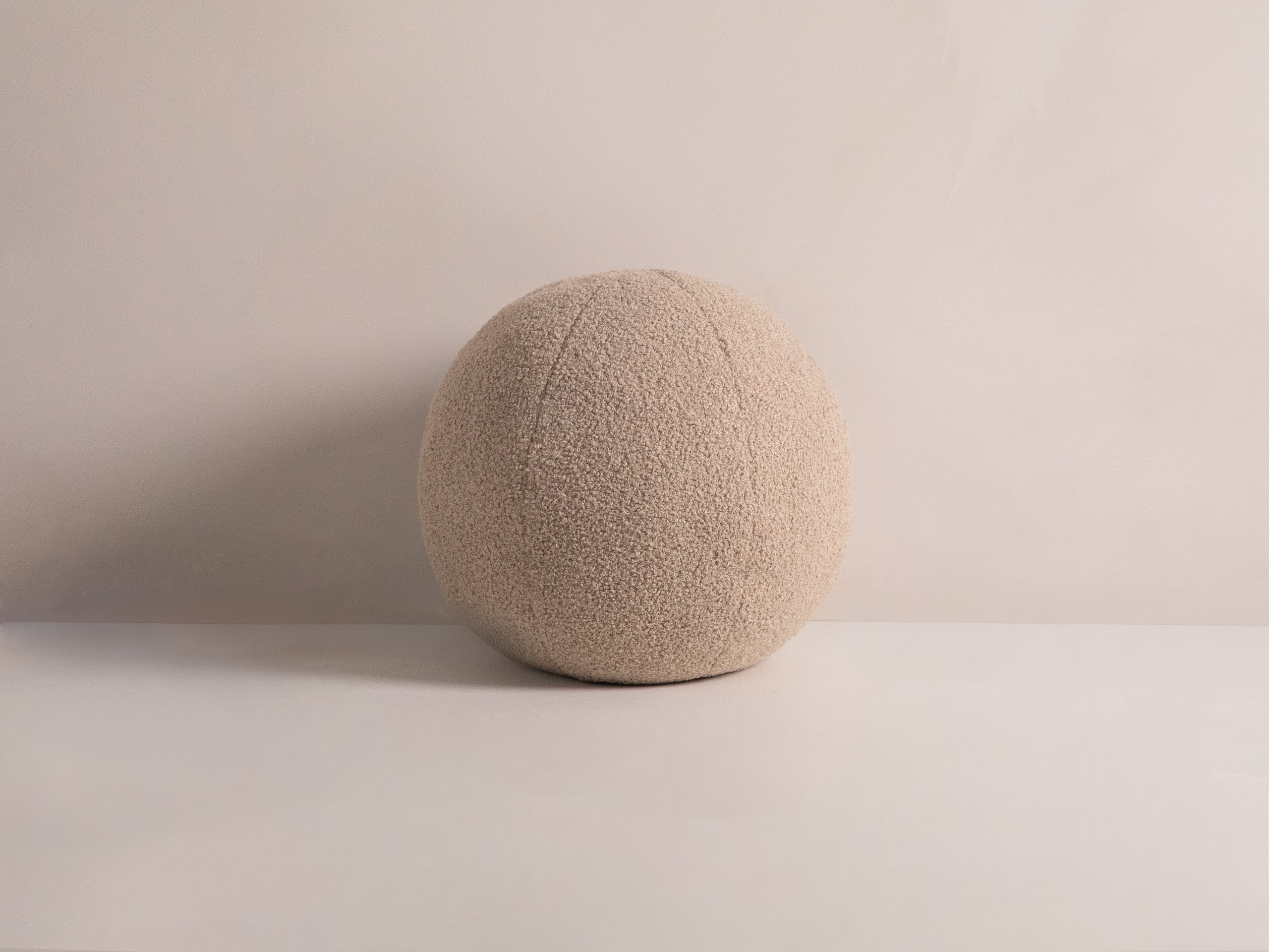 Micadoni Ball dekoratívny vankúš 30 × 30 × 30 cm - Buklé Now or Never 05 (Non05) - PIESKOVÁ - 30 × 30 × 30 cm