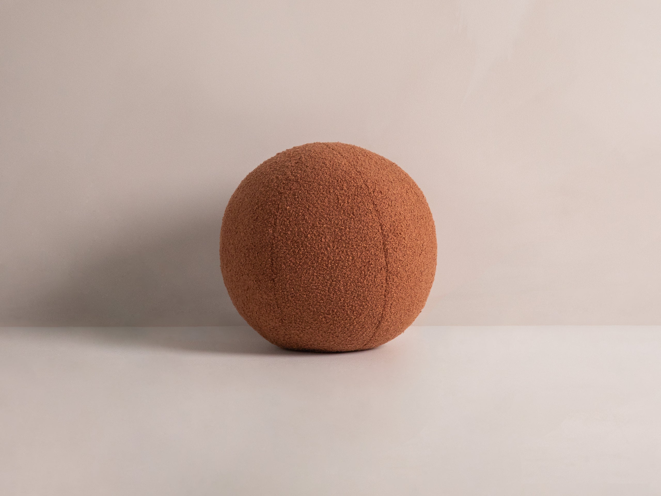 Micadoni Ball dekoratívny vankúš 30 × 30 × 30 cm - Buklé Now or Never 54 (Non54) - TEHLOVÁ - 30 × 30 × 30 cm
