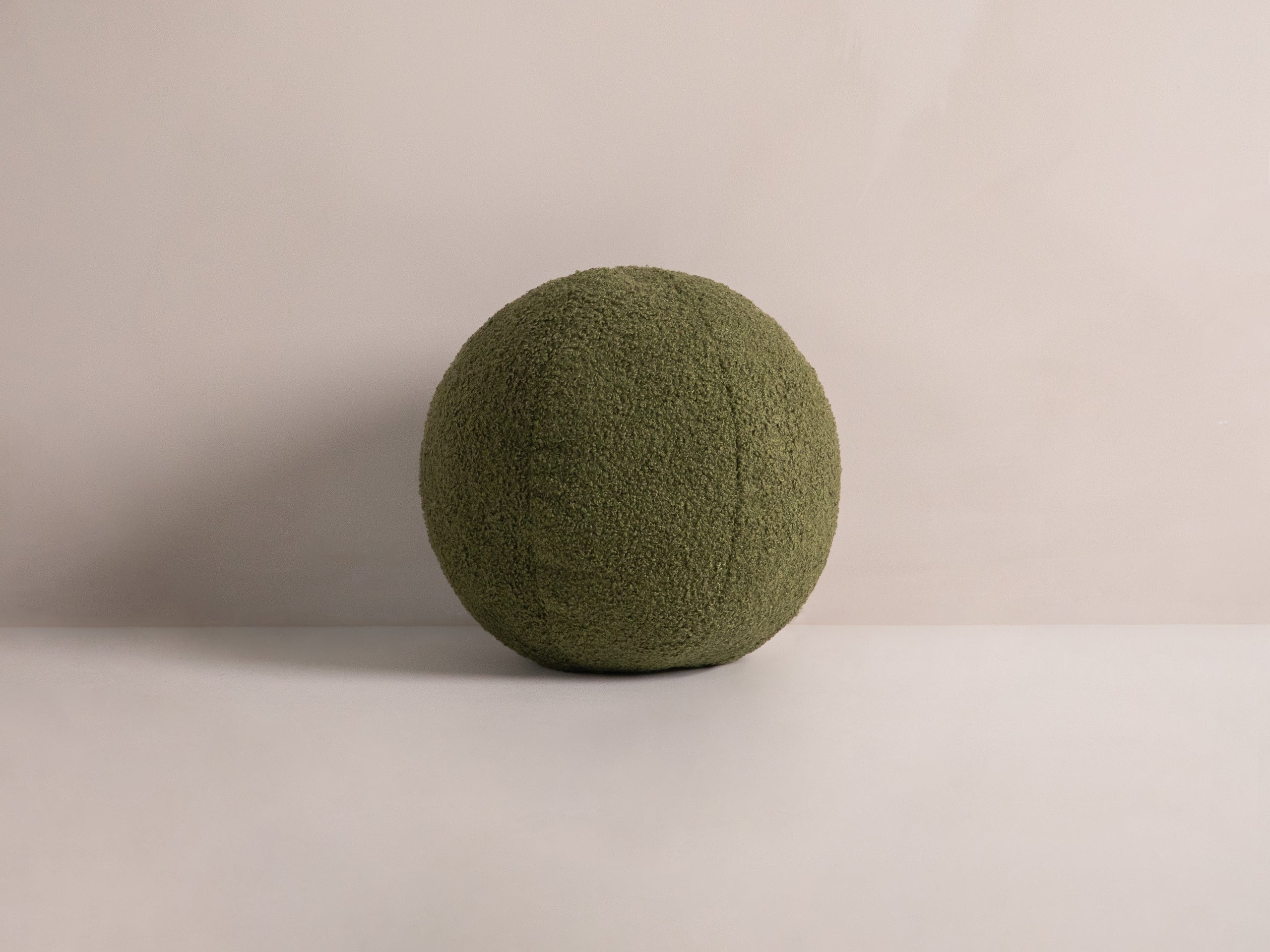 Micadoni Ball dekoratívny vankúš 30 × 30 × 30 cm - Buklé Now or Never 38 (Non38) - ZELENÁ - 30 × 30 × 30 cm