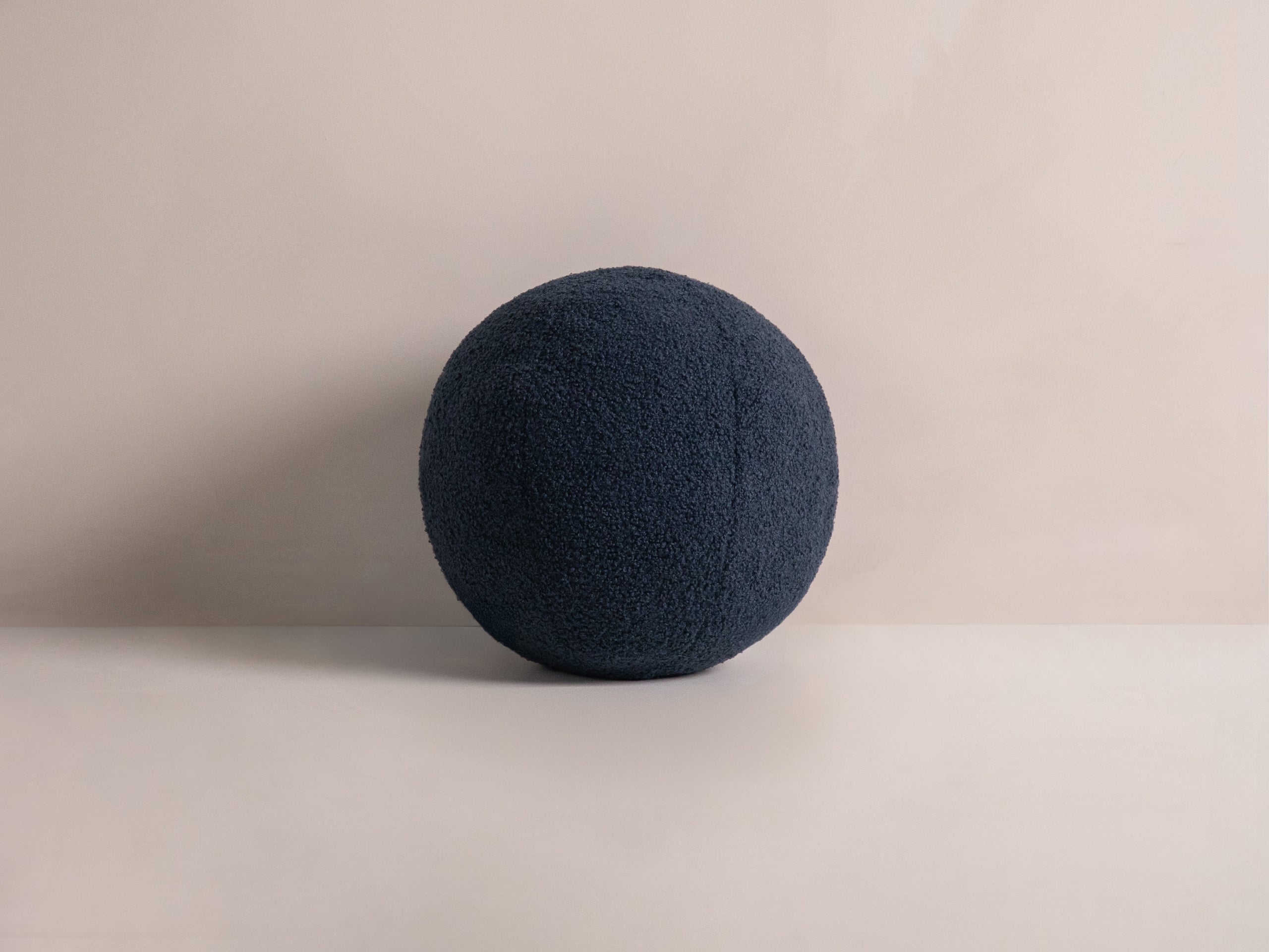 Micadoni Ball dekoratívny vankúš 30 × 30 × 30 cm - Buklé Now or Never 79 (Non79) - TMAVOMODRÁ - 30 × 30 × 30 cm