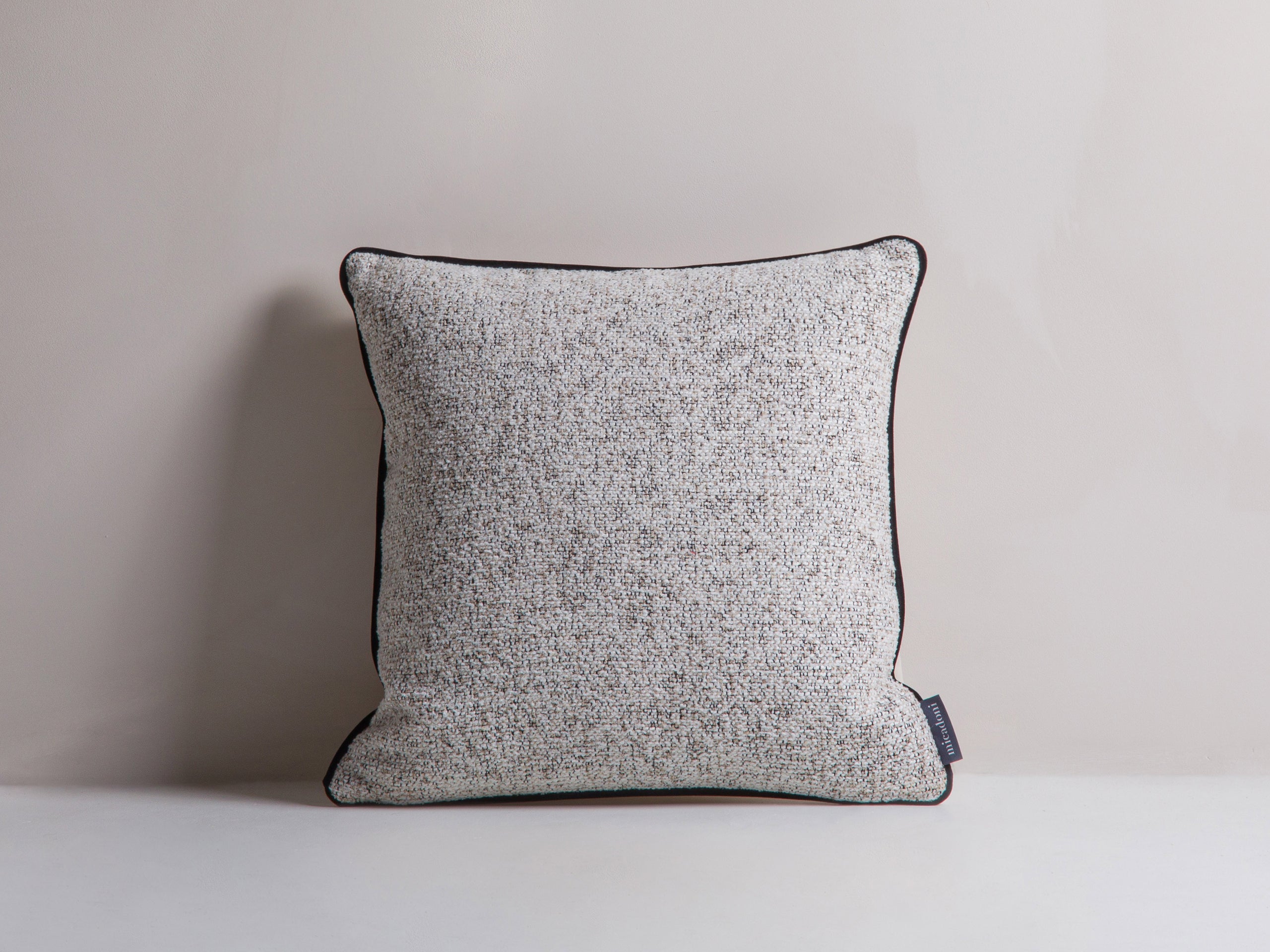 Micadoni Celine dekoratívny vankúš 45 × 45 × 14 cm - Štrukturovaná látka Puente 06 (Pue06) / Zamat Matt Velvet 06 (Mat06) / Zamat Lemovanie Matt Velvet 99 (Lamat99) - BÉŽOVÝ MELÍR / SVETLOBÉŽOVÁ / ČIERNA - 45 × 45 × 14 cm