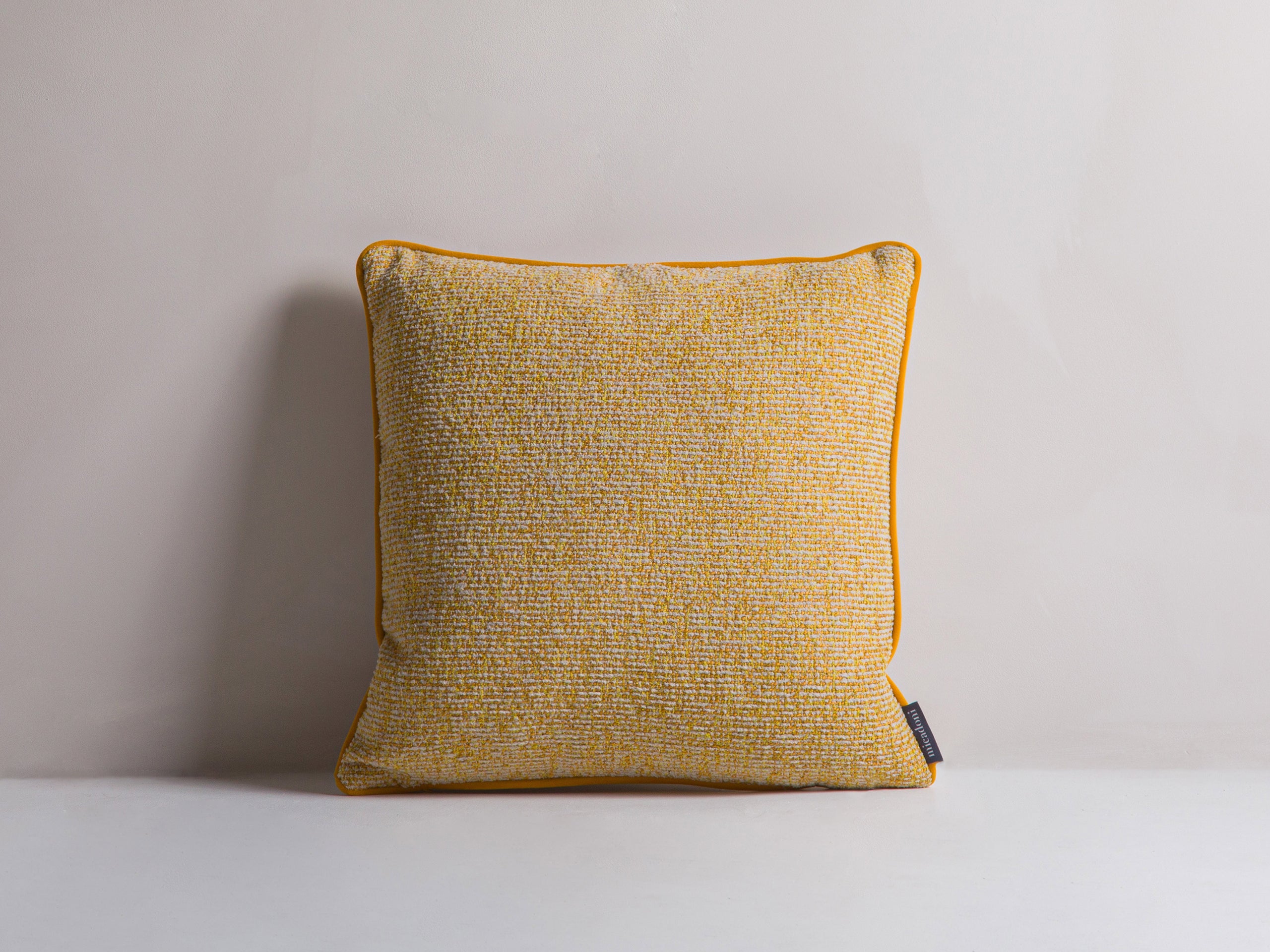 Micadoni Celine dekoratívny vankúš 45 × 45 × 14 cm - Štrukturovaná látka Puente 53 (Pue53) / Zamat Matt Velvet 06 (Mat06) / Zamat Lemovanie Matt Velvet 48 (Lamat48) - HORČICOVÝ MELÍR / SVETLOBÉŽOVÁ / ŽLTÁ - 45 × 45 × 14 cm