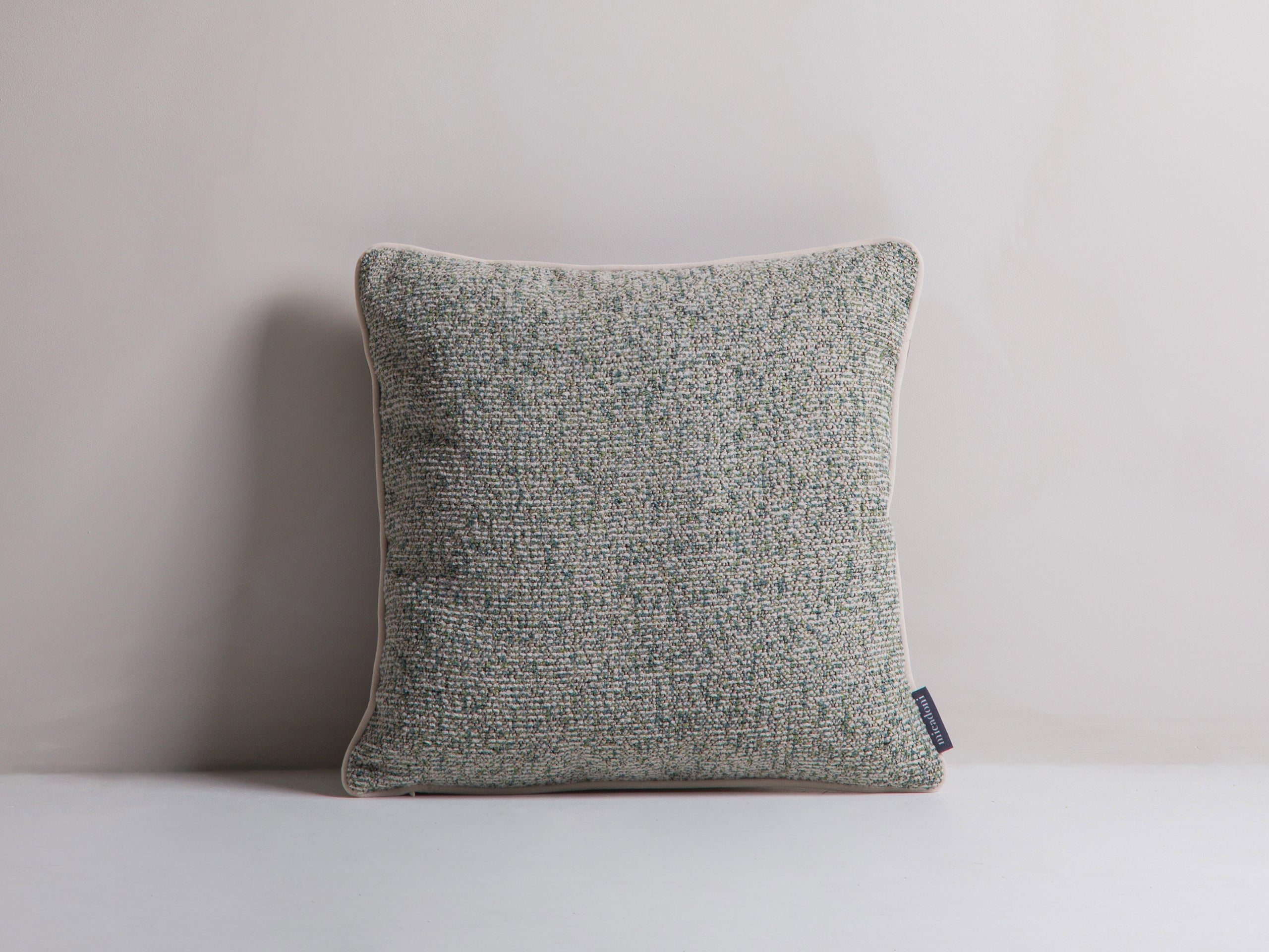 Micadoni Celine dekoratívny vankúš 45 × 45 × 14 cm - Štrukturovaná látka Puente 33 (Pue33) / Zamat Matt Velvet 38 (Mat38) / Zamat Lemovanie Matt Velvet 06 (Lamat06) - MACHOVOZELENÝ MELÍR / ZELENÁ / TMAVOBÉŽOVÁ - 45 × 45 × 14 cm