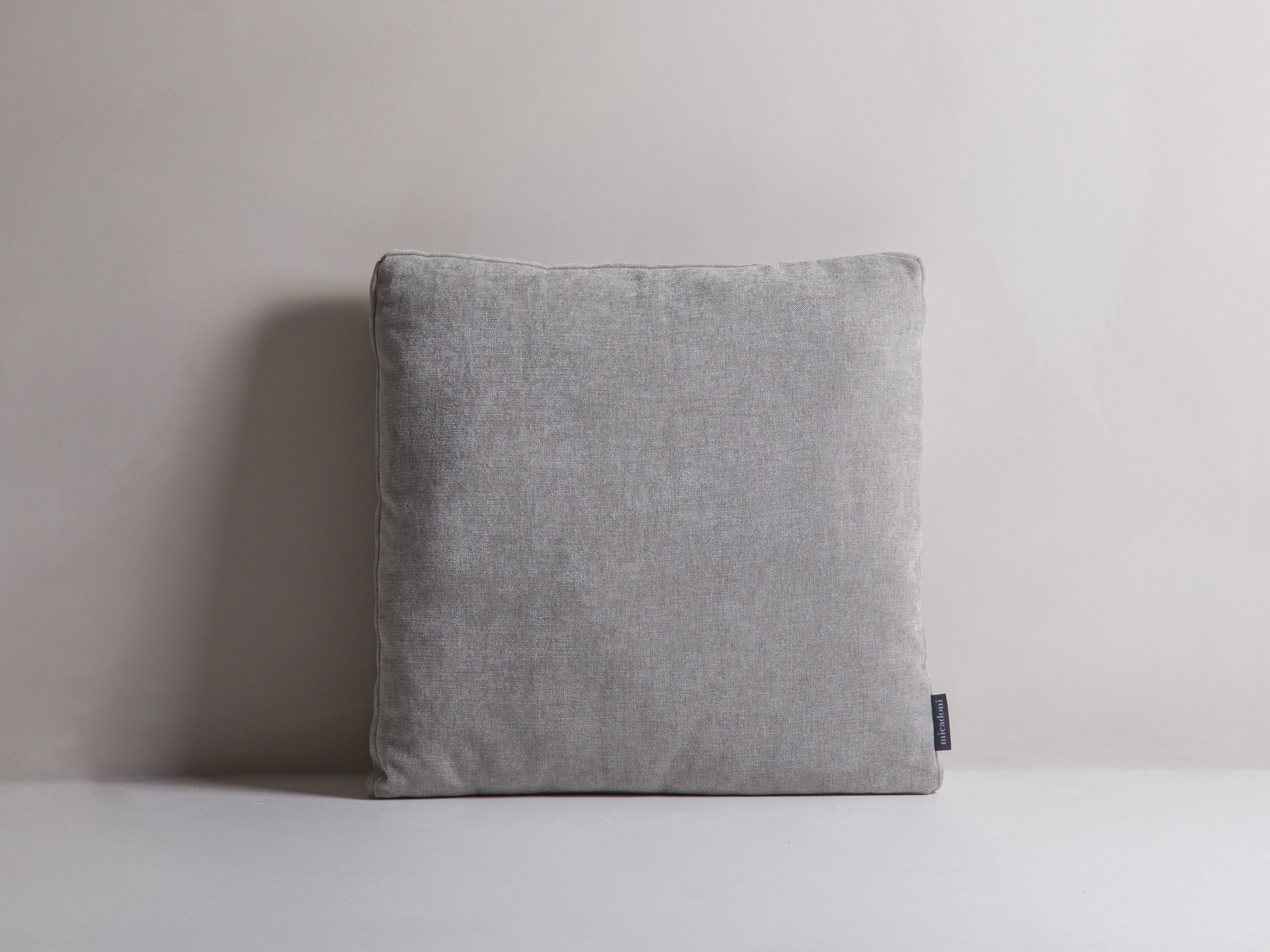 Micadoni Mono dekoratívny vankúš 50 × 50 × 18 cm - Štrukturovaná látka Wind 84 (Win84) - SVETLOSIVÁ - 50 × 50 × 18 cm