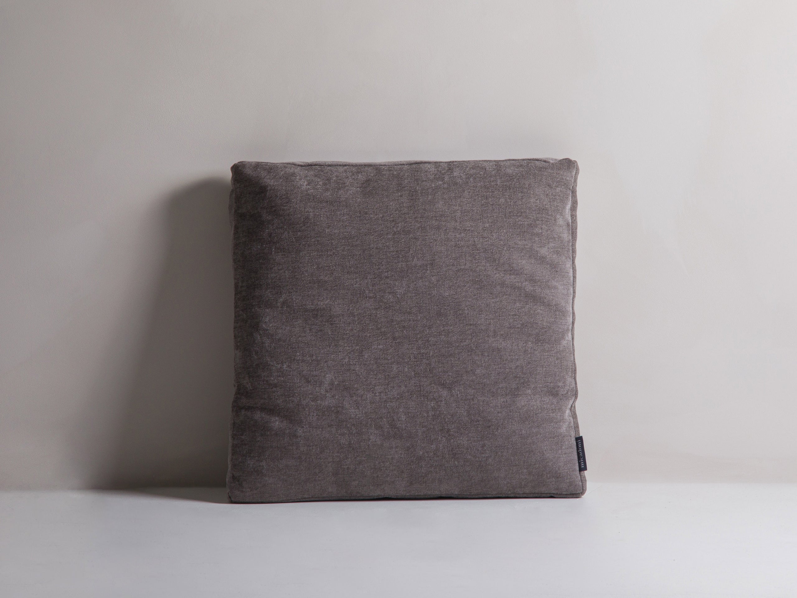Micadoni Mono dekoratívny vankúš 50 × 50 × 18 cm - Štrukturovaná látka Wind 21 (Win21) - SIVOHNEDÁ - 50 × 50 × 18 cm